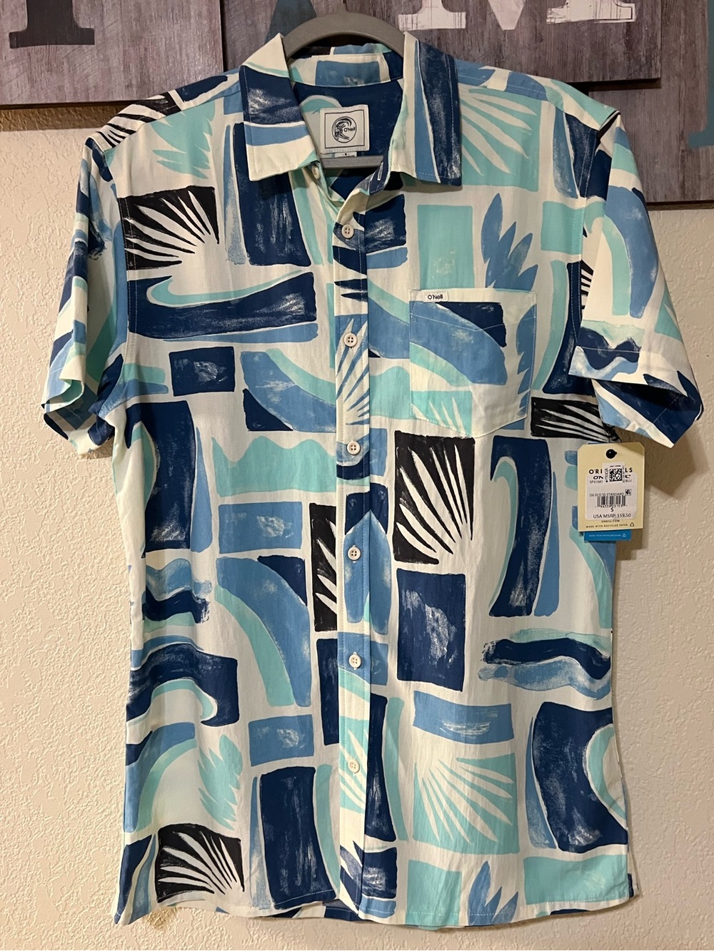 NWT Men's O'Neill Printed Button Down Collared Shirt, size Small.